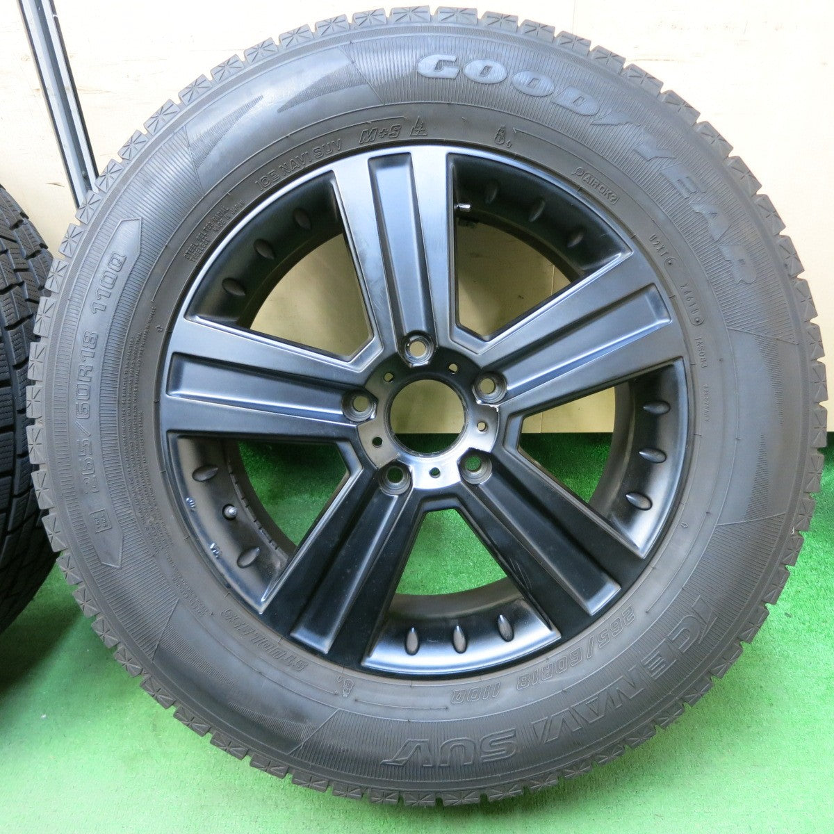 [送料無料] バリ溝！キレイ！9.5分★ベンツ ゲレンデ 等 Euro Premium 265/60R18 スタッドレス グッドイヤー アイスナビ SUV ユーロプレミアム PCD130/5H★4091601ナス