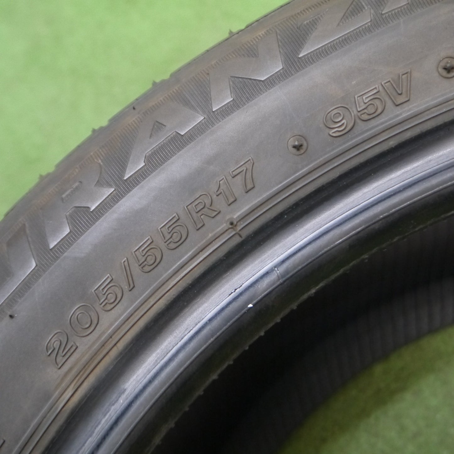 *送料無料* バリ溝！22年！9.5分★205/55R17 ブリヂストン トランザ ER33 タイヤ 17インチ★4022902KKノタ