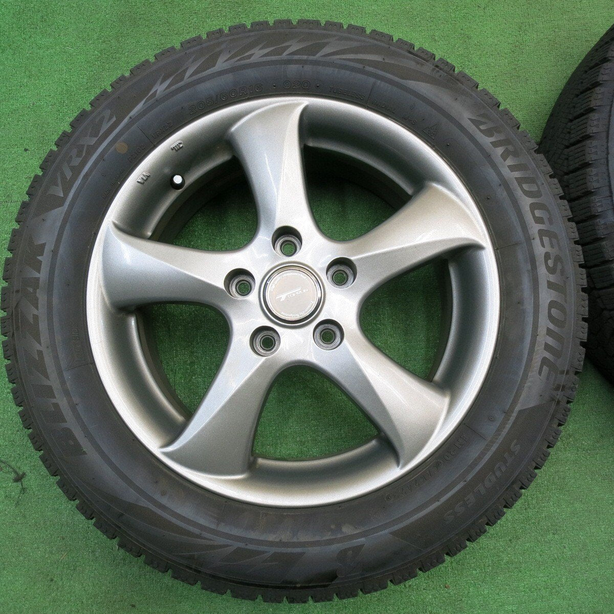 バリ溝！23年！キレイ！9.5分★スタッドレス 205/60R16 ブリヂストン ブリザック VRX2 TOPRUN トップラン 16インチ PCD114.3/5H★5032903NJス