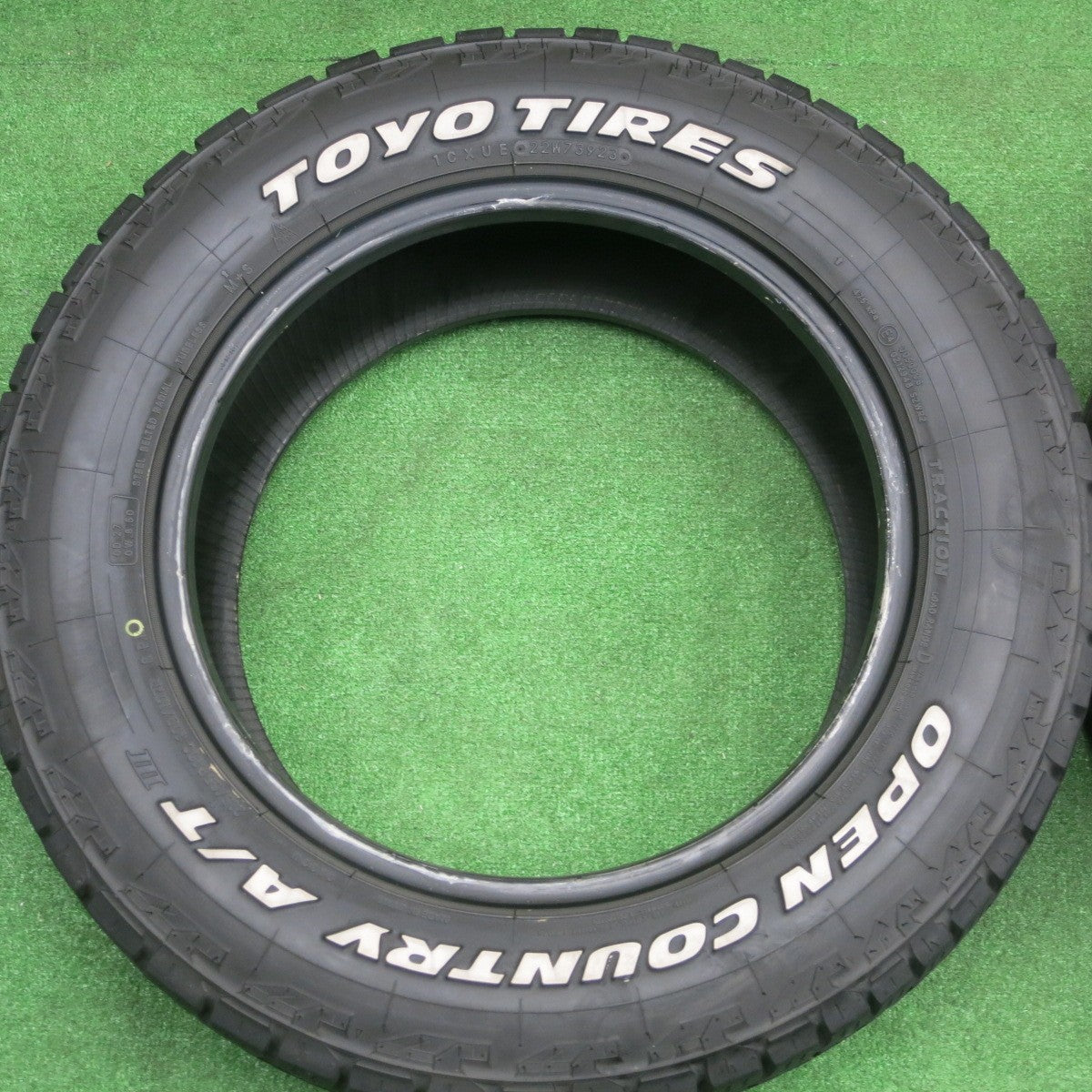 バリ溝！23年！9.5分★215/65R16 109/107R 8PR トーヨー オープンカントリー A/T Ⅲ ホワイトレター タイヤ 16インチ ハイエース キャラバン 等★6020101NKノタ