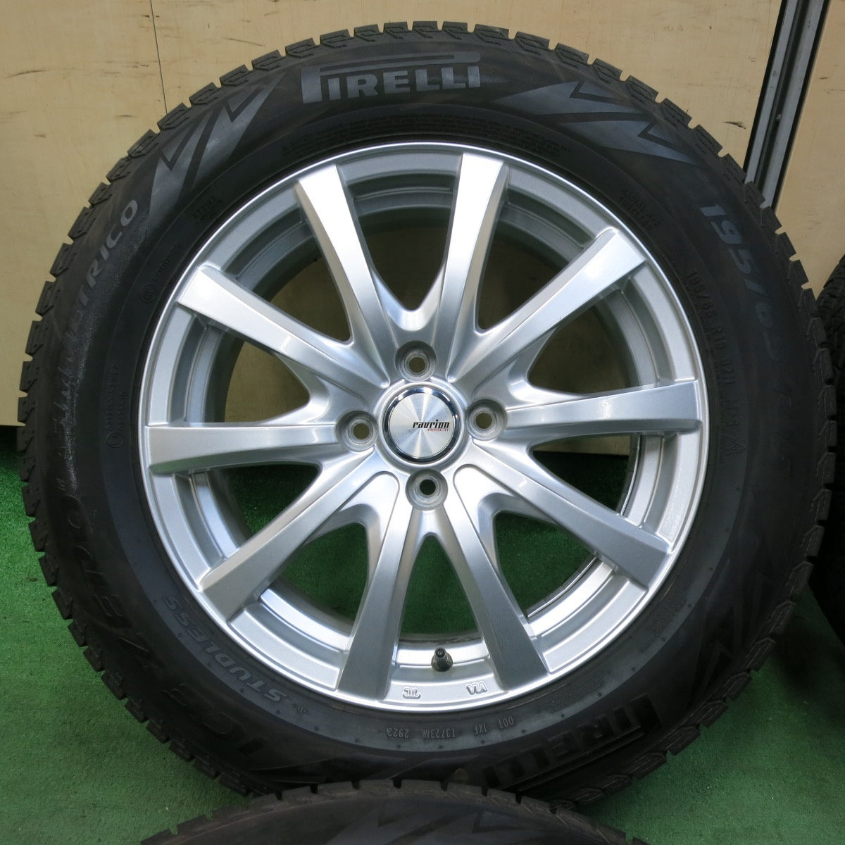 [送料無料] バリ溝！22年！キレイ！9.5分以上★スタッドレス 195/65R16 ピレリ アイスゼロ アシンメトリコ ravrion RS01 ラブリオン 16インチ PCD100/4H★4120602SYス