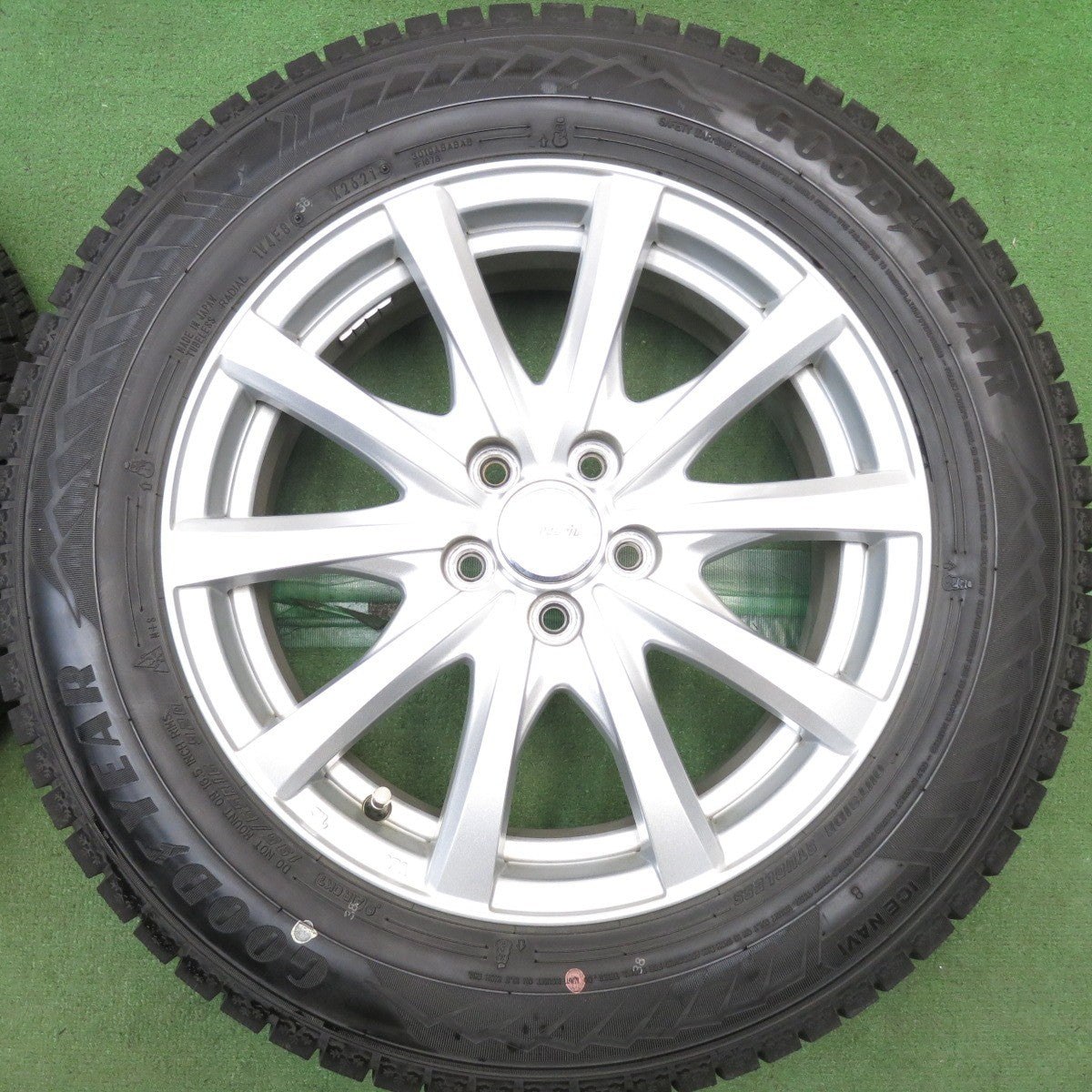 バリ溝！キレイ！9.5分◎ライズ ロッキー 等 195/65R16 スタッドレス グッドイヤー アイスナビ8 ravrion RS01 ラブリオン 16インチ PCD100/5H◎6092713HAス