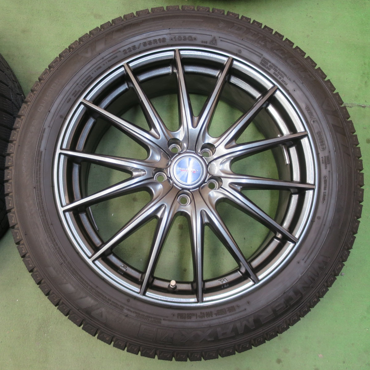 バリ溝！23年！キレイ！9.5分★スタッドレス 225/55R19 ダンロップ ウインターマックス 03 VELVA SPORTZ ヴェルヴァ 19インチ PCD114.3/5H★6040607イス
