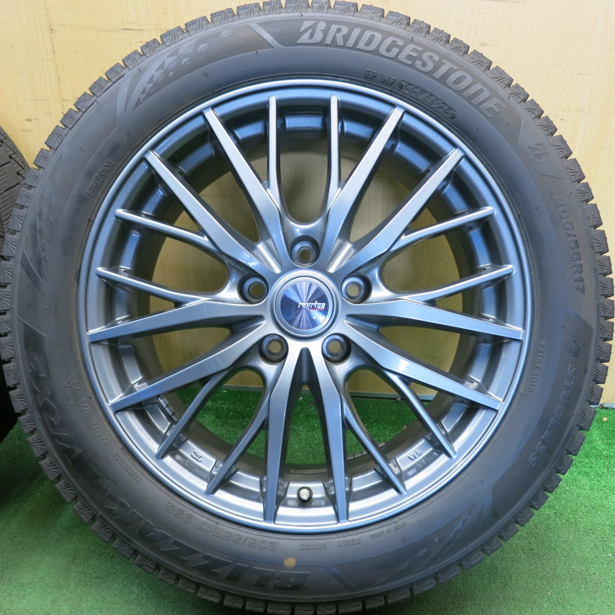 バリ溝！25年！キレイ！9.5分★スタッドレス 205/55R17 ブリヂストン ブリザック VRX3 ravrion RM01 ラブリオン 17インチ PCD114.3/5H★6053104HAス