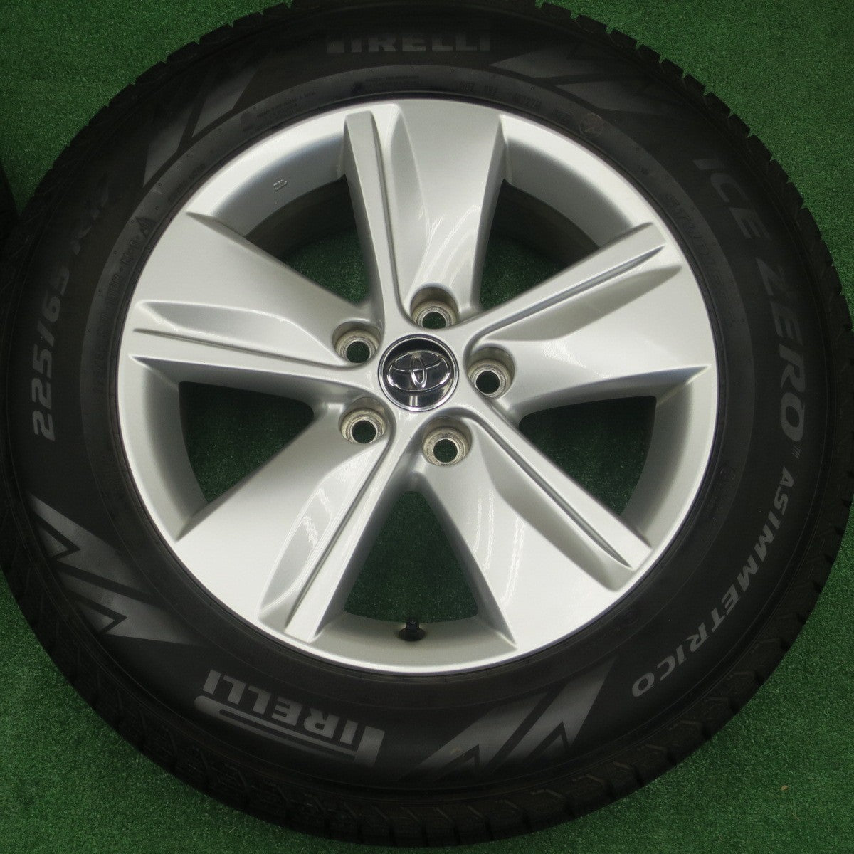 バリ溝！22年！9.5分以上★トヨタ 60系 ハリアー 純正 225/65R17 スタッドレス ピレリ アイスゼロ アシンメトリコ 17インチ PCD114.3/5H★5121801NKス