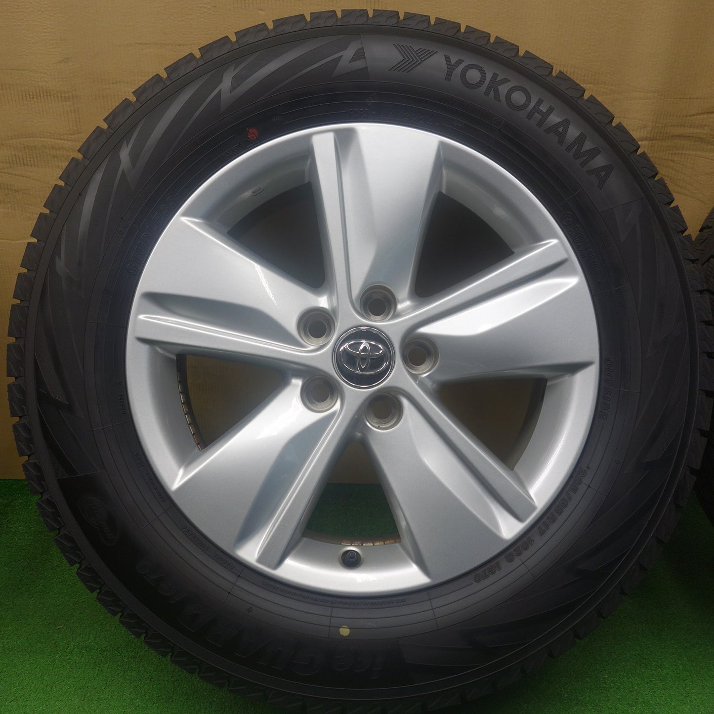 バリ溝！24年！キレイ！9.5分以上★トヨタ 60系 ハリアー 純正 225/65R17 スタッドレス ヨコハマ アイスガード iG70 17インチ PCD114.3/5H★6052801KTス