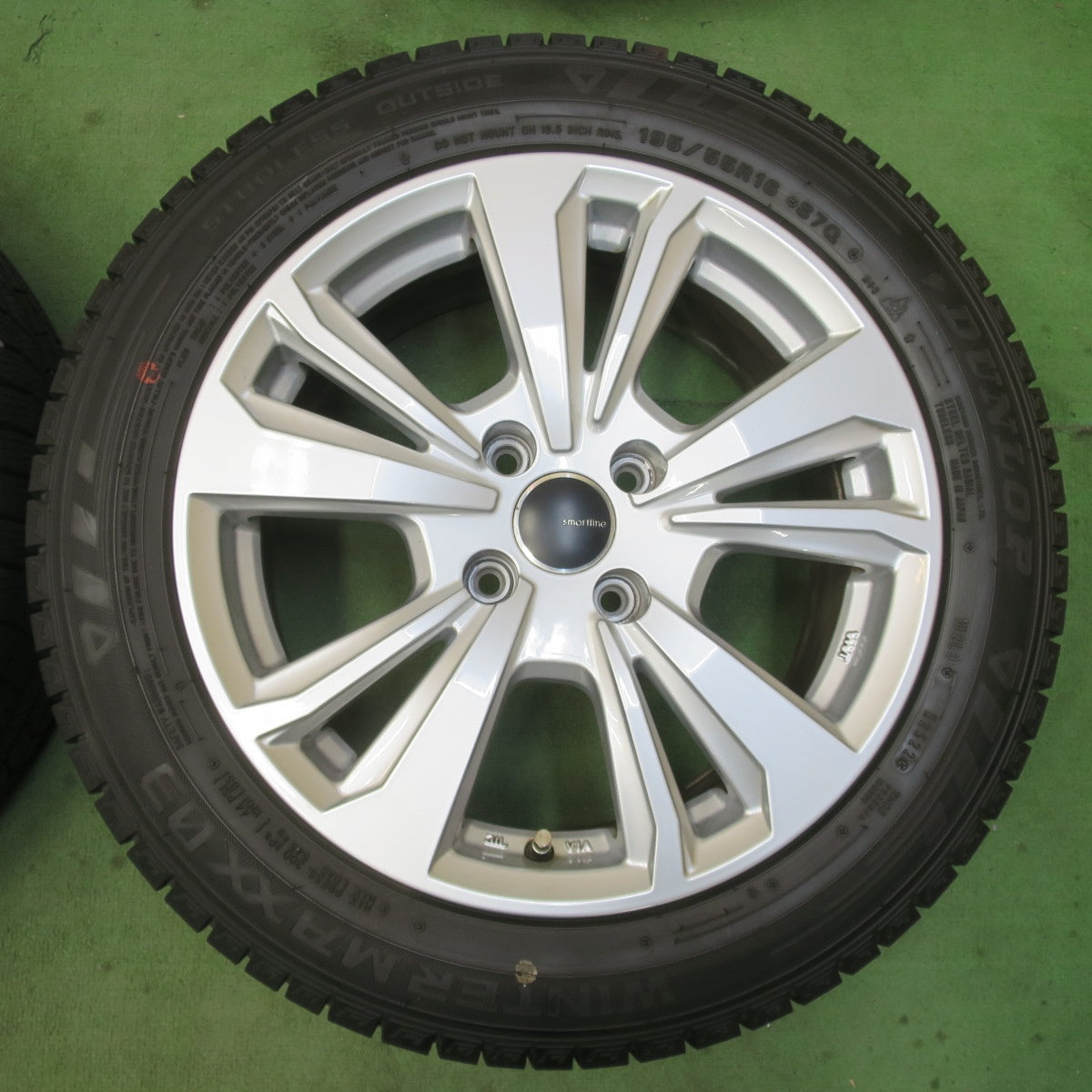 バリ溝！22年！キレイ！9.5分★プジョー 等 smartline 365 195/55R16 スタッドレス ダンロップ ウインターマックス 03 スマートライン 16インチ PCD108/4H★6021312イス