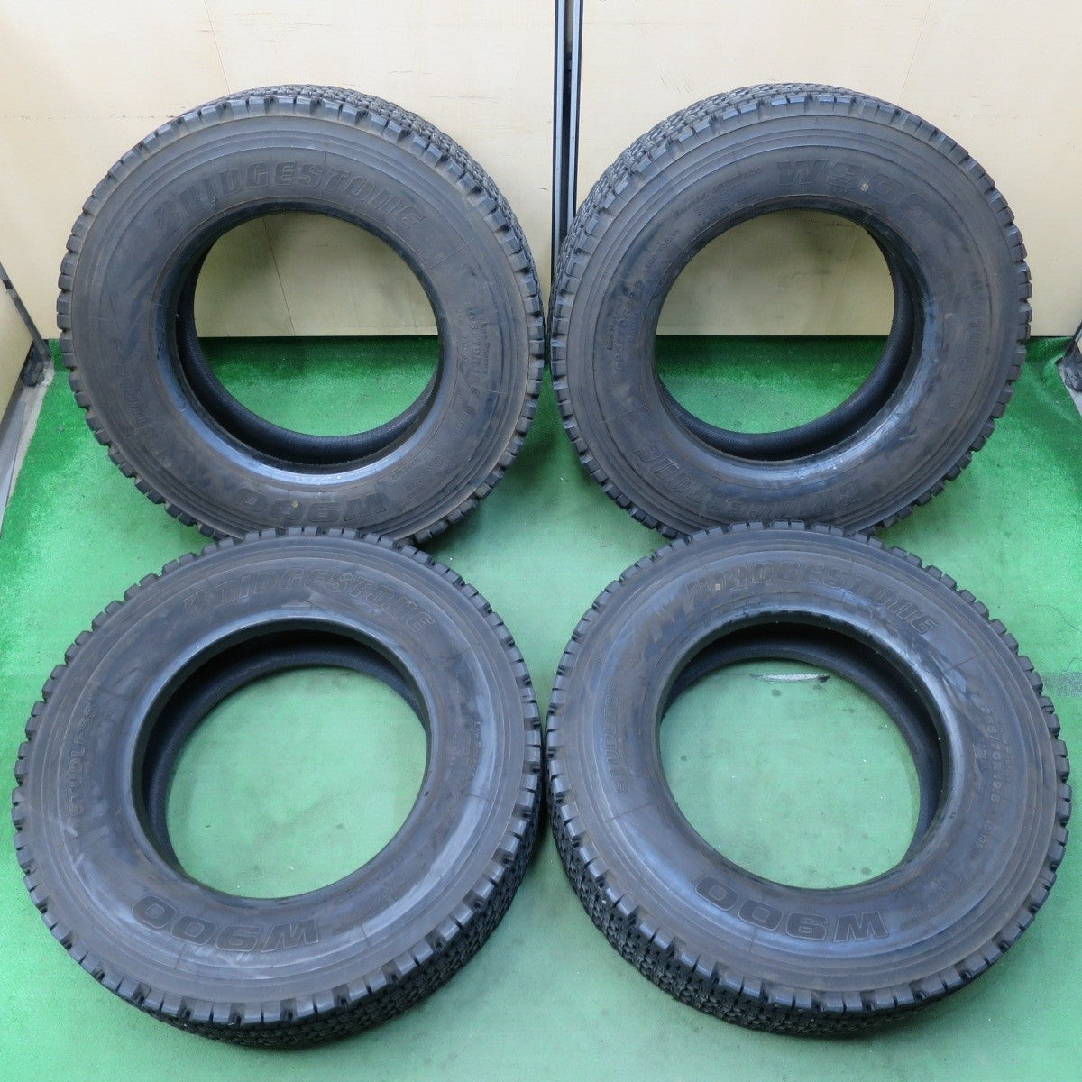 4本価格！22年★トラック タイヤ 265/70R19.5 140/138J スタッドレス ブリヂストン W900 19.5インチ★5021413イスタ