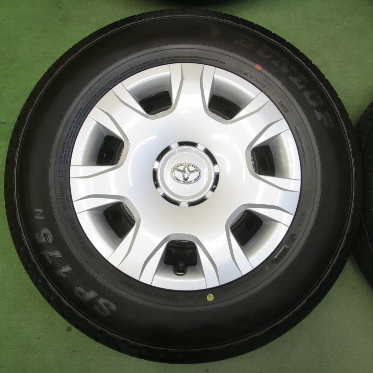 新車外し！26年◎トヨタ 200系 ハイエース 純正 スチール 195/80R15 107/105S ダンロップ SP175N 15インチ PCD139.7/6H◎6081001イノ