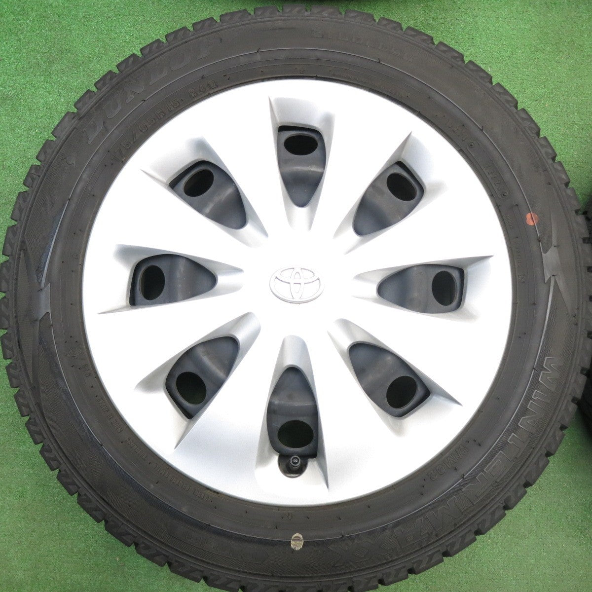 バリ溝！23年！キレイ！9.5分★トヨタ アクア 純正 スチール 175/65R15 スタッドレス ダンロップ ウインターマックス WM02 15インチ PCD100/4H★6032912HAス