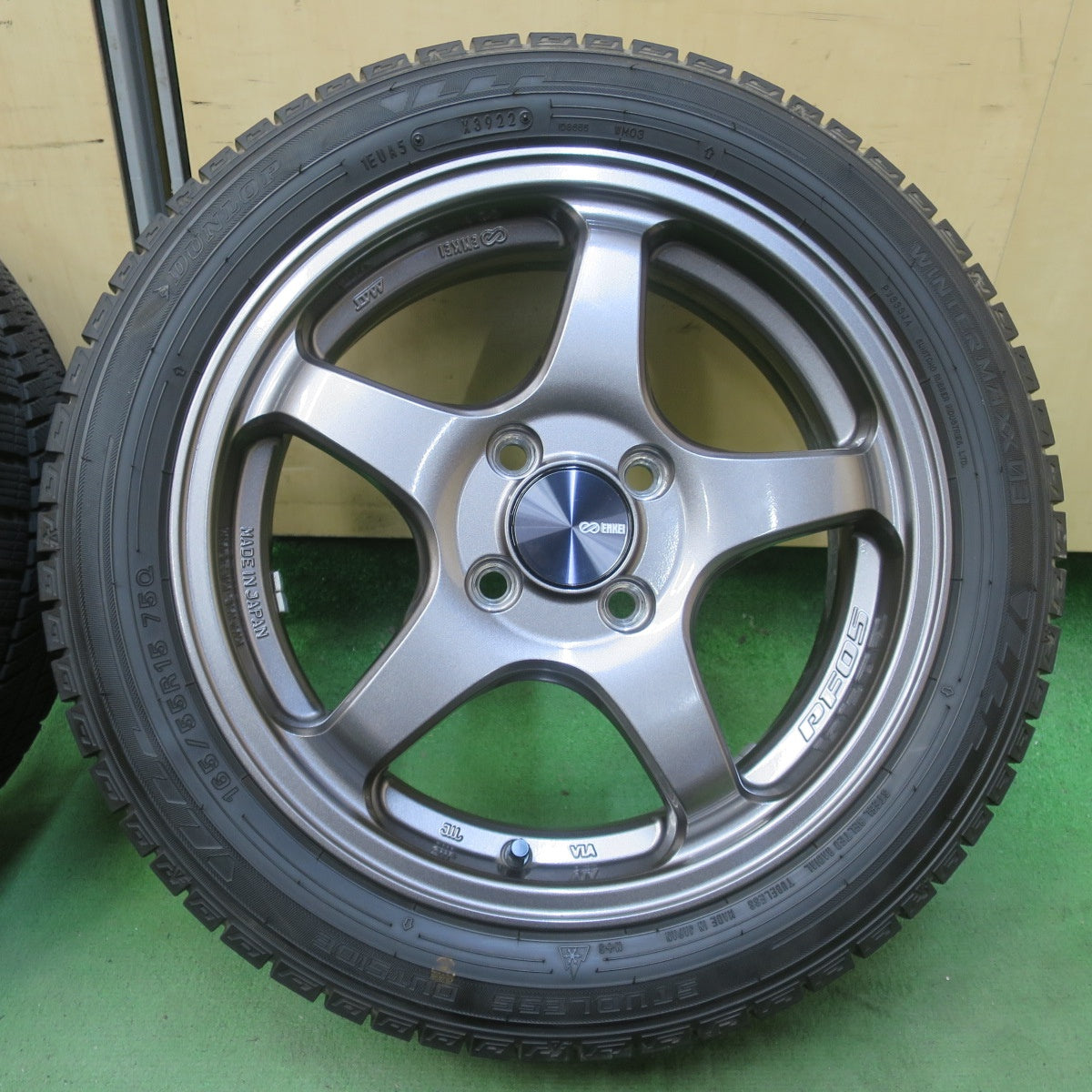 バリ溝！22年！キレイ！9分★スタッドレス ENKEI PF05 165/55R15 ダンロップ ウインターマックス03 エンケイ 軽サイズ PCD100/4H★6041703イス