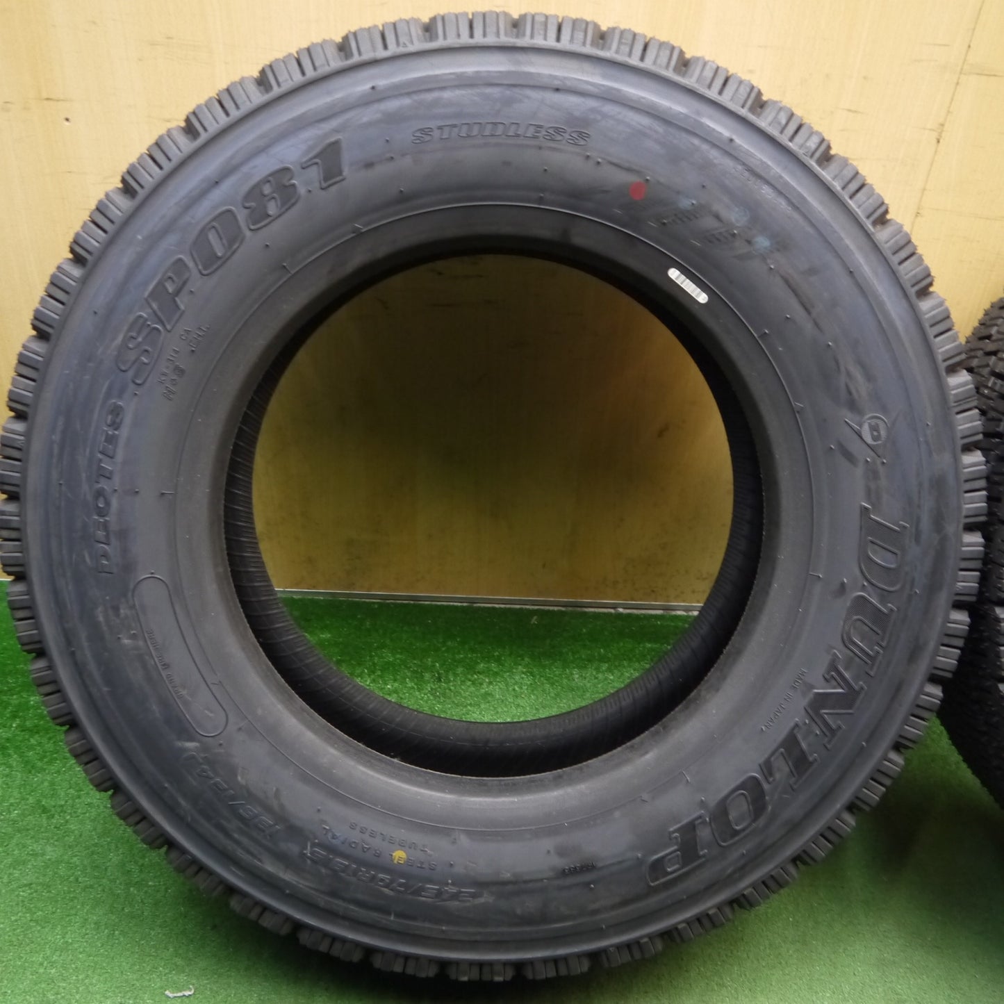 未使用！25年！2本★トラック タイヤ 245/70R19.5 136/134J スタッドレス ダンロップ デクテス SP081 DECTES 19.5インチ★6070109KKスタ