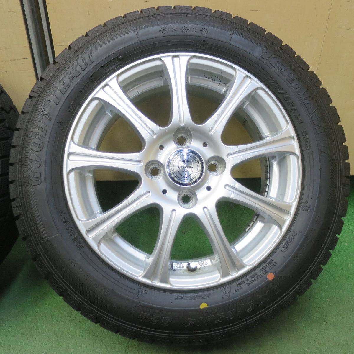 バリ溝！24年！キレイ！9.5分◎スタッドレス 175/65R14 グッドイヤー アイスナビ7 JOKER ジョーカー 14インチ PCD100/4H◎6072206イス