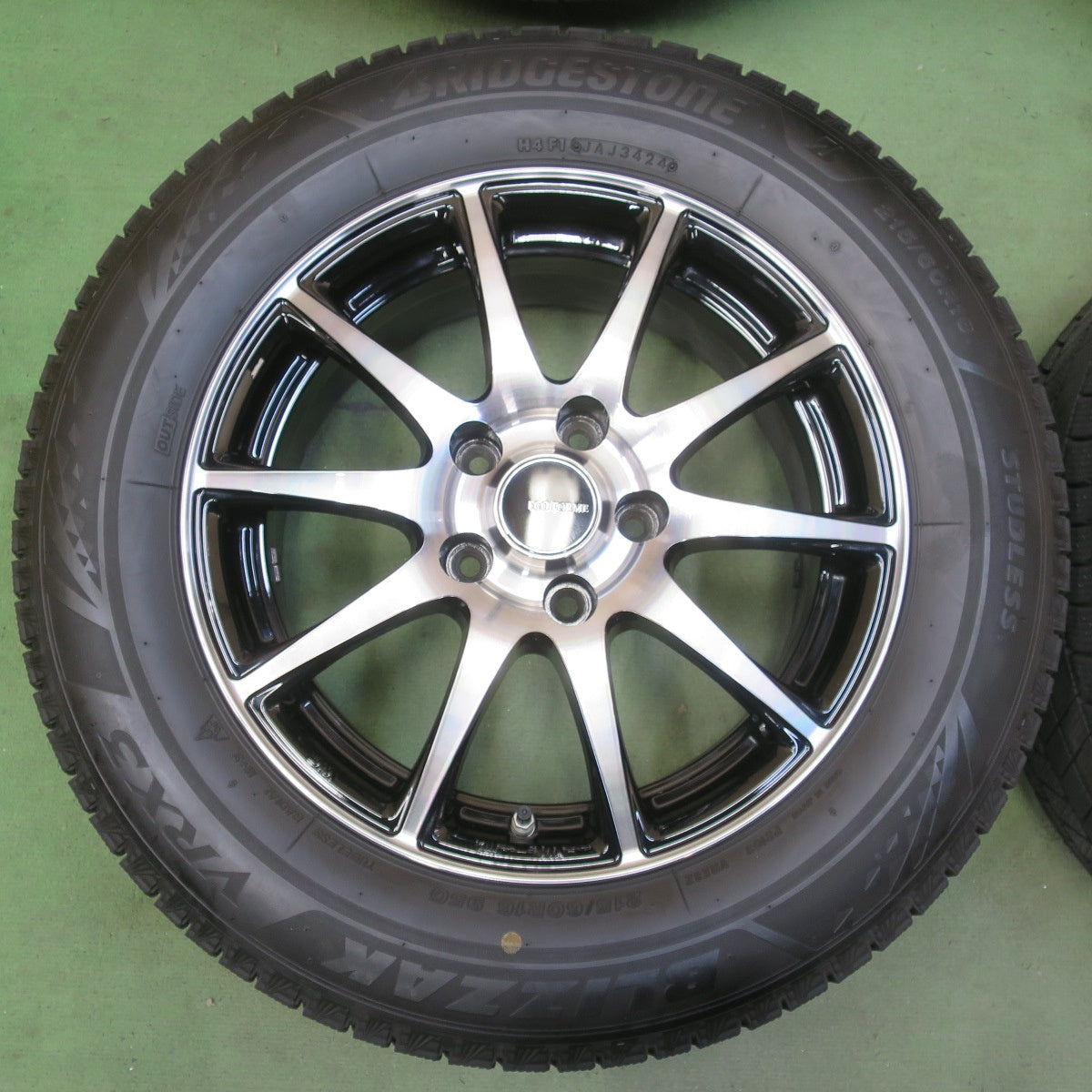 センサー付！バリ溝！24年！キレイ！ほぼ10分◎スタッドレス 215/60R16 ブリヂストン ブリザック VRX3 ECO FORME CRS23 エコフォルム 16インチ PCD114.3/5H◎6070906イス