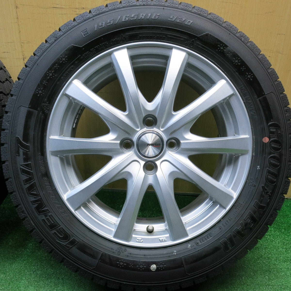 バリ溝！21年！キレイ！9.5分★スタッドレス 195/65R16 グッドイヤー アイスナビ7 ravrion RS01 ラブリオン 16インチ PCD100/4H★5121316HAス