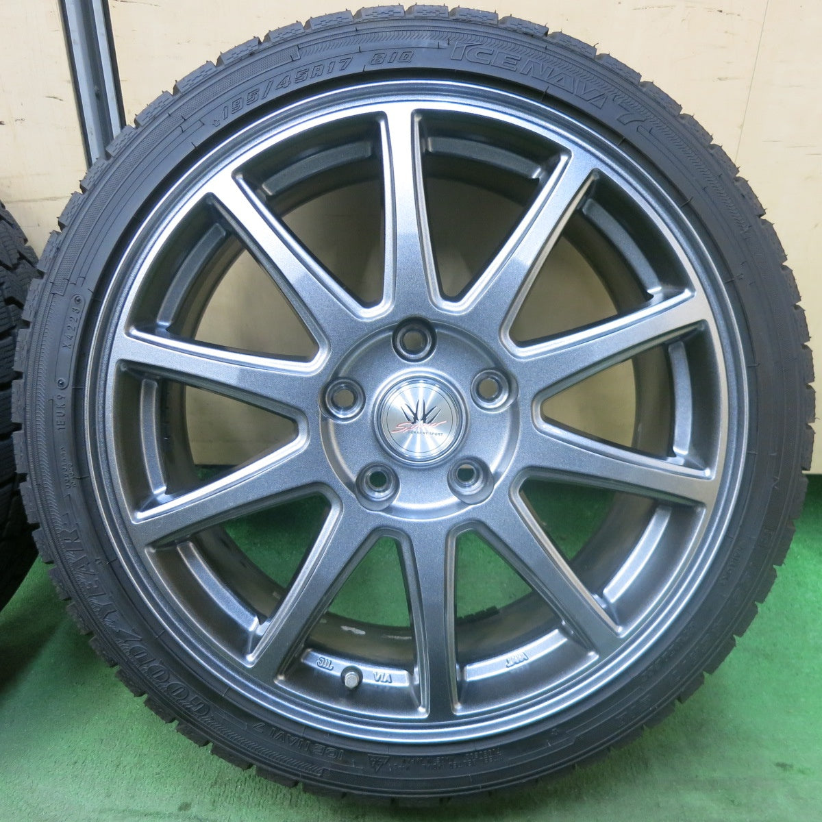 バリ溝！23年！キレイ！9.5分以上★LOXARNY SPORT 195/45R17 スタッドレス グッドイヤー アイスナビ7 ロクサーニ スポーツ 17インチ PCD114.3/5H★5111701SKス