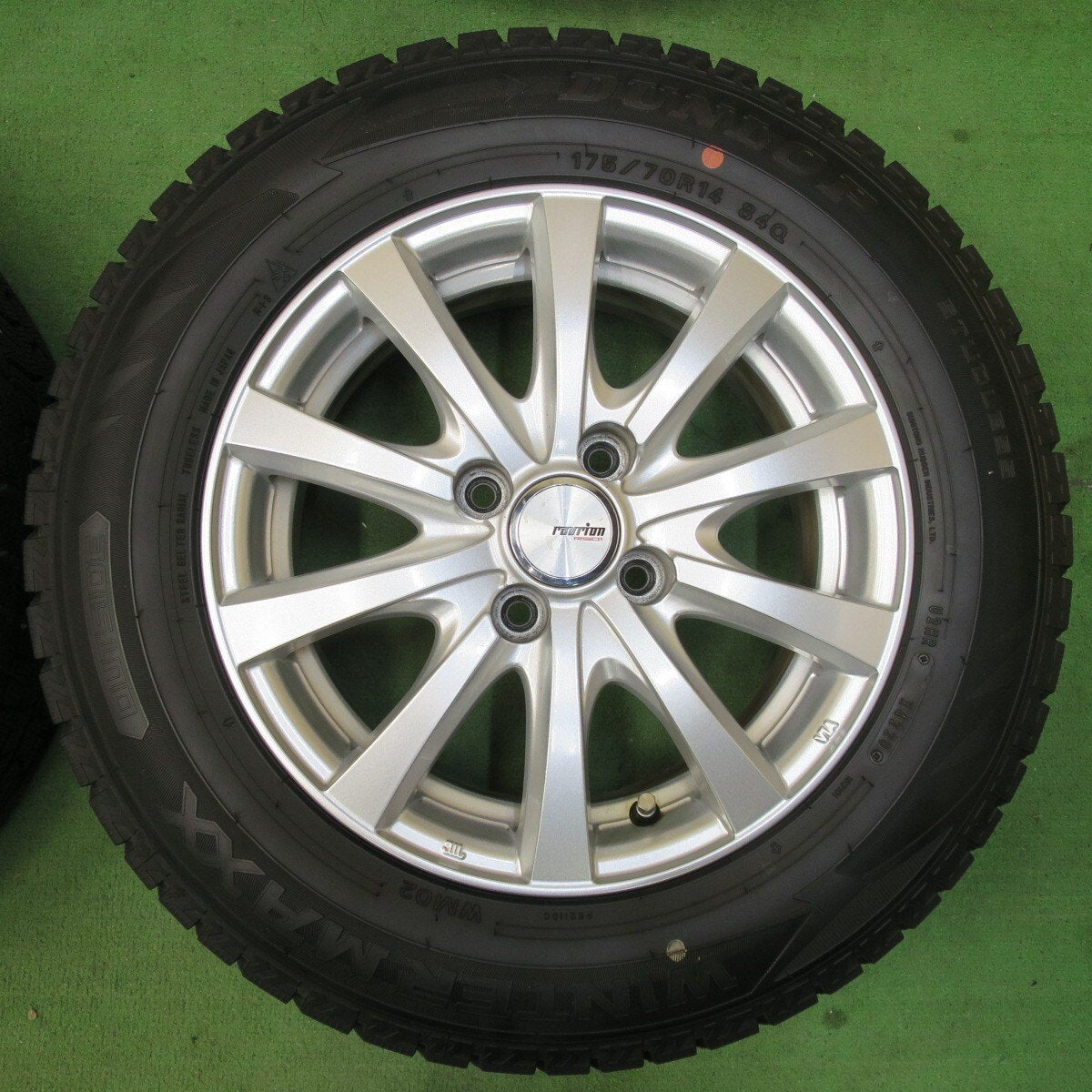 バリ溝！キレイ！9.5分★スタッドレス 175/70R14 ダンロップ ウインターマックス WM02 ravrion RS01 ラブリオン 14インチ PCD100/4H★5021708イス