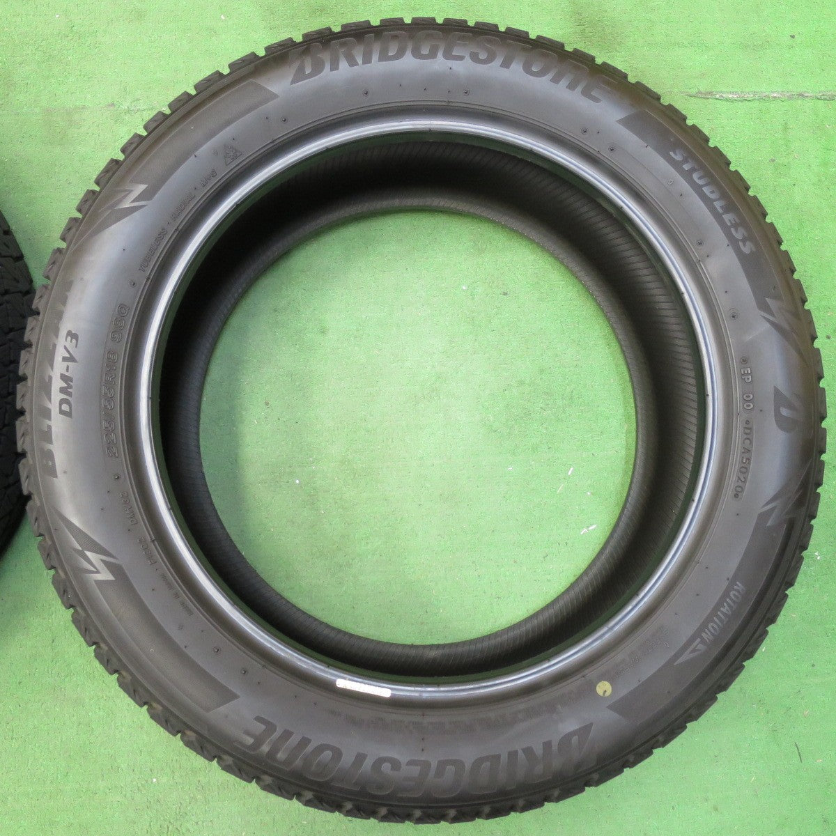 [送料無料] バリ溝！20年！9分★スタッドレス 225/55R18 ブリヂストン ブリザック DM-V3 タイヤ 18インチ フォレスター デリカ 等★4110502イスタ