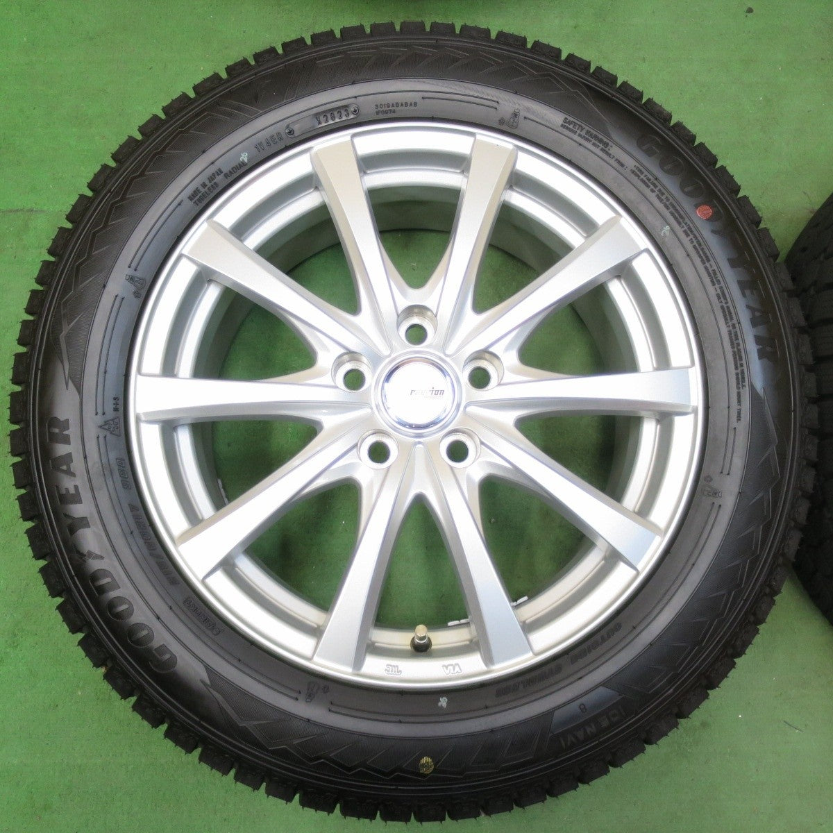 バリ溝！23年！キレイ！ほぼ10分★スタッドレス 215/60R17 グッドイヤー アイスナビ8 ravrion RS01 ラブリオン 17インチ PCD114.3/5H★4123012イス