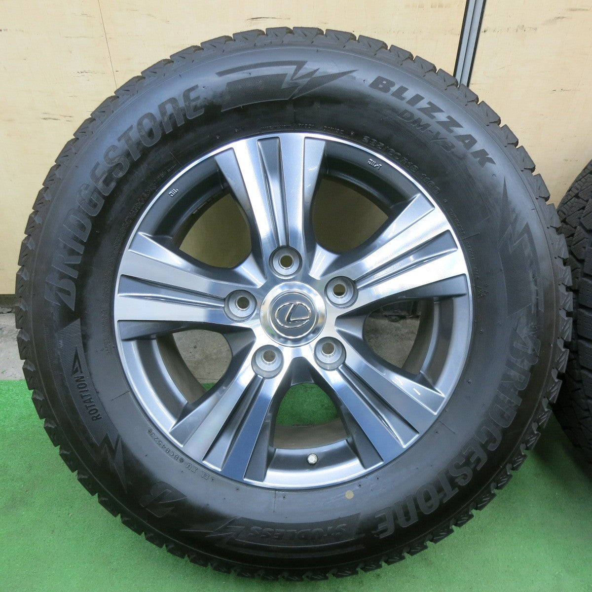 バリ溝！23年！キレイ！9.5分★レクサス LX 純正 285/60R18 スタッドレス ブリヂストン ブリザック DM-V3 18インチ PCD150/5H★6012802ナス