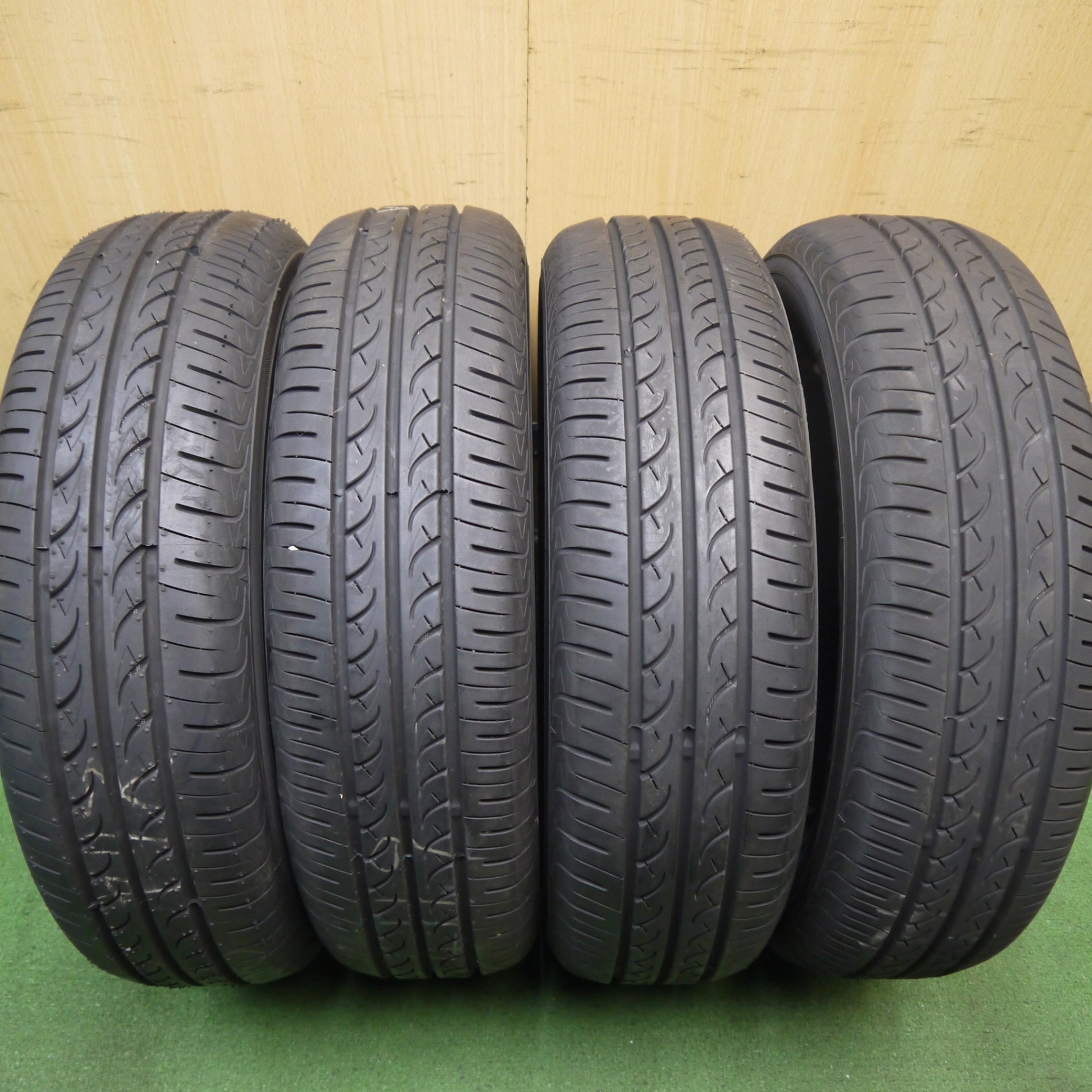 バリ溝！25年！ほぼ10分◎175/70R14 ヨコハマ ブルーアース AE01F