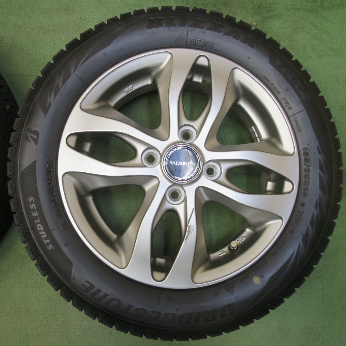 バリ溝！キレイ！8.5分◎スタッドレス 155/65R14 ブリヂストン ブリザック VRX2 BALMINUM DS-M バルミナ 14インチ PCD100/4H◎6071804イス