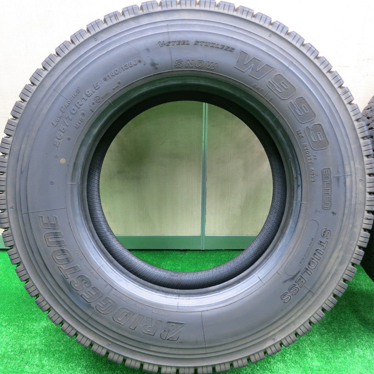*送料無料* バリ溝！23年！8.5分★トラック タイヤ 265/70R19.5 140/138J スタッドレス ブリヂストン W999 19.5インチ★4072306HAスタ
