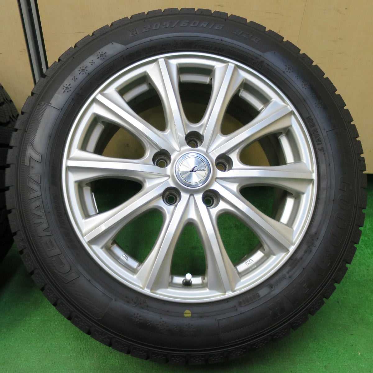 *送料無料* バリ溝！21年！キレイ！9.5分以上★スタッドレス 205/60R16 グッドイヤー アイスナビ7 LUTZ 16インチ PCD114.3/5H★4060902イス