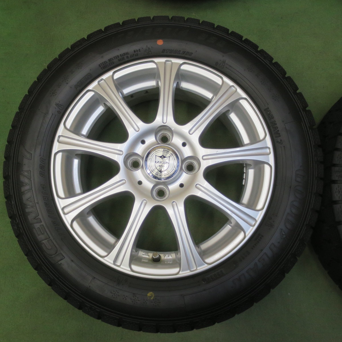 バリ溝！24年！キレイ！9.5分◎スタッドレス 175/65R14 グッドイヤー アイスナビ7 JOKER ジョーカー 14インチ PCD100/4H◎6072206イス