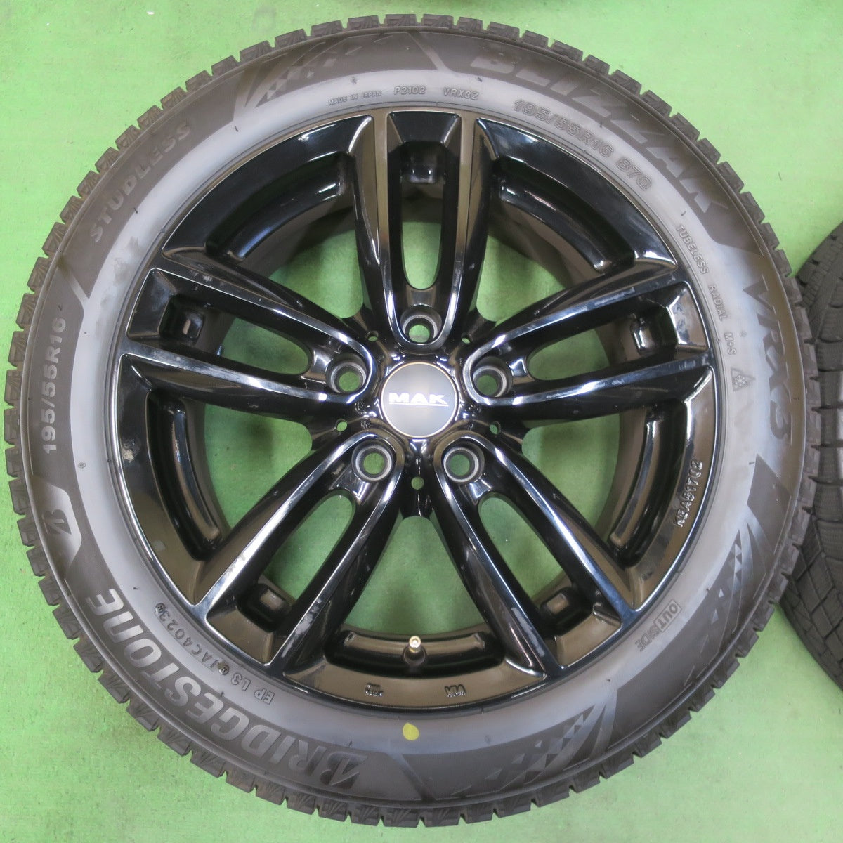 [送料無料] バリ溝！23年！キレイ！9.5分★MINI ミニ 等 MAK オクスフォード 195/55R16 スタッドレス ブリヂストン ブリザック VRX3 16インチ PCD112/5H★5032910イス