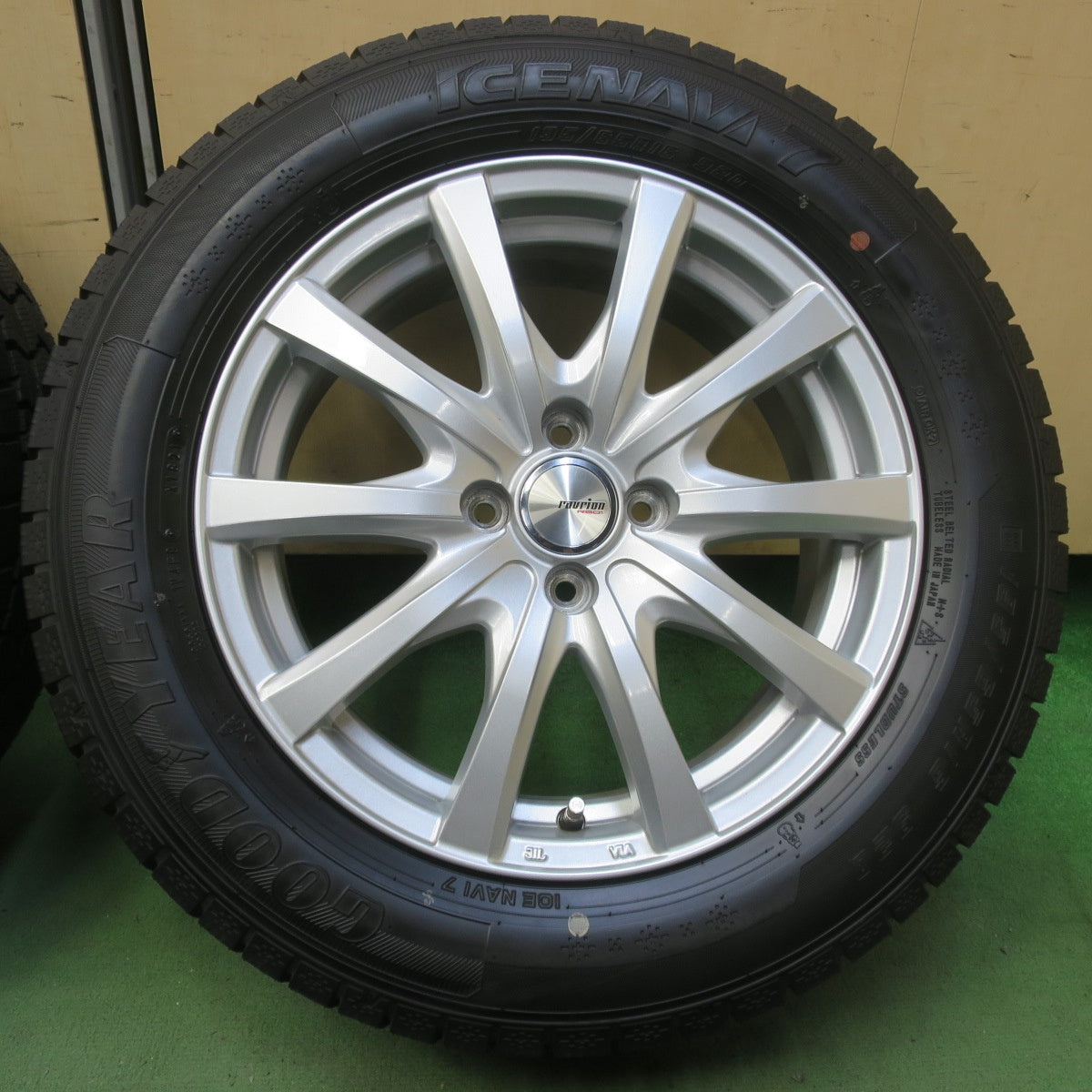 バリ溝！キレイ！ほぼ10分◎スタッドレス 195/65R16 グッドイヤー アイスナビ7 ravrion RS01 ラブリオン 16インチ PCD100/4H◎6062003イス