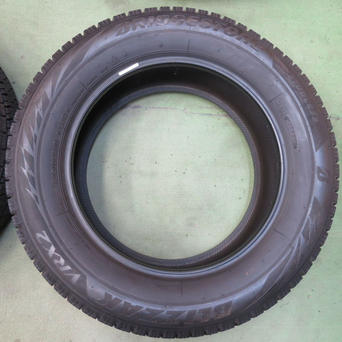 バリ溝！22年！ほぼ10分◎スタッドレス 215/60R16 ブリヂストン ブリザック VRX2 タイヤ 16インチ エスティマ マークX カムリ WR-V オデッセイ ヴェゼル CX-3 MPV 等◎6090406イス