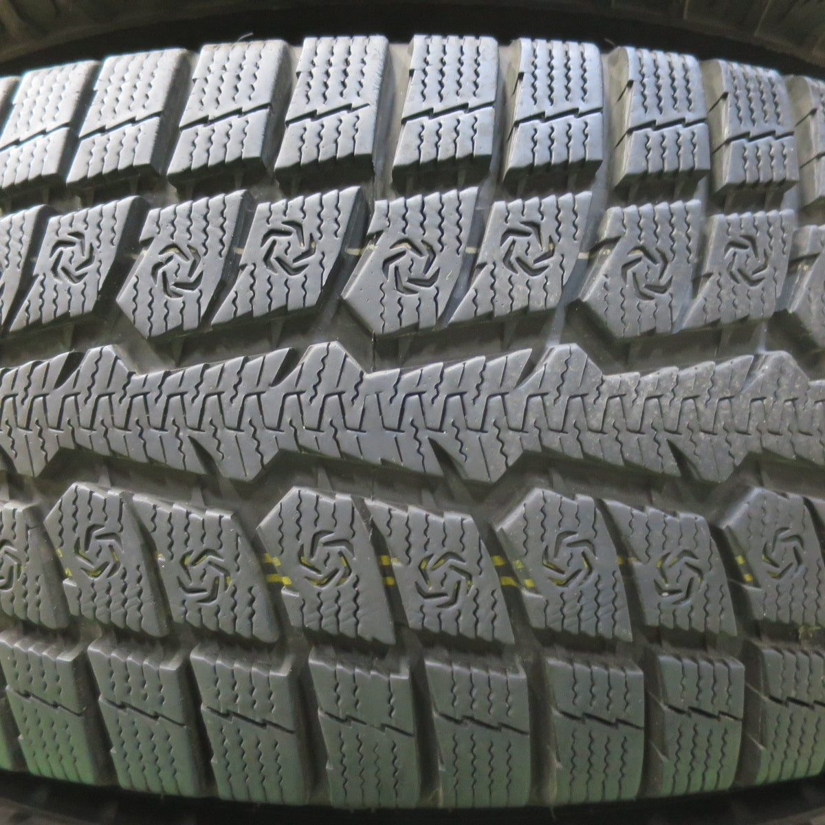 バリ溝！22年！キレイ！9.5分★スタッドレス MAD CROSS MC-76 265/65R17 トーヨー オブザーブ GSi-6 LS マッドクロス 17インチ PCD139.7/6H★5051901イス