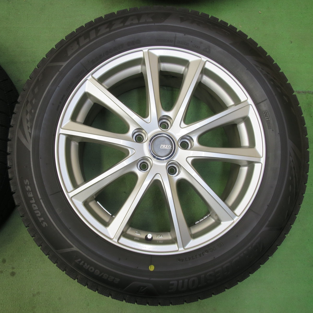 バリ溝！24年！キレイ！ほぼ10分★スタッドレス 225/60R17 ブリヂストン ブリザック VRX3 PREO プレオ 17インチ PCD114.3/5H★5082108イス