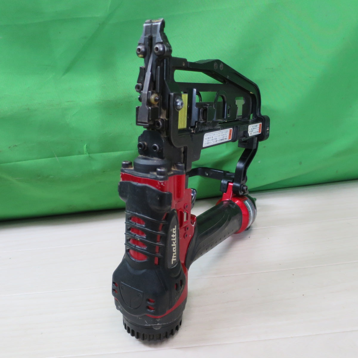 [送料無料] ☆マキタ 高圧 フロア タッカ エアダスタ付 フロア用 ステープル 4MA線 AT450HA ケース付き エア 工具☆