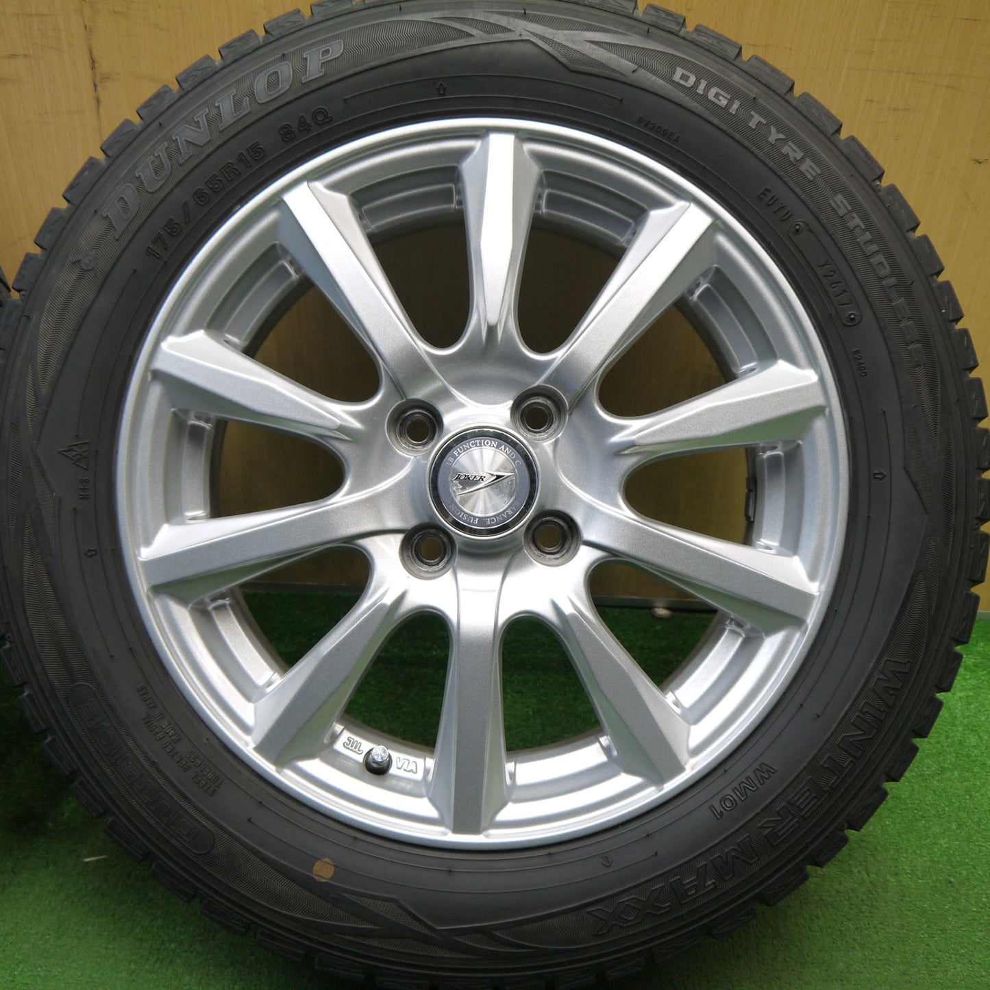 バリ溝！キレイ！8.5分★スタッドレス 175/65R15 ダンロップ ウインターマックス WM01 JOKER ジョーカー 15インチ PCD100/4H★5042305Hス