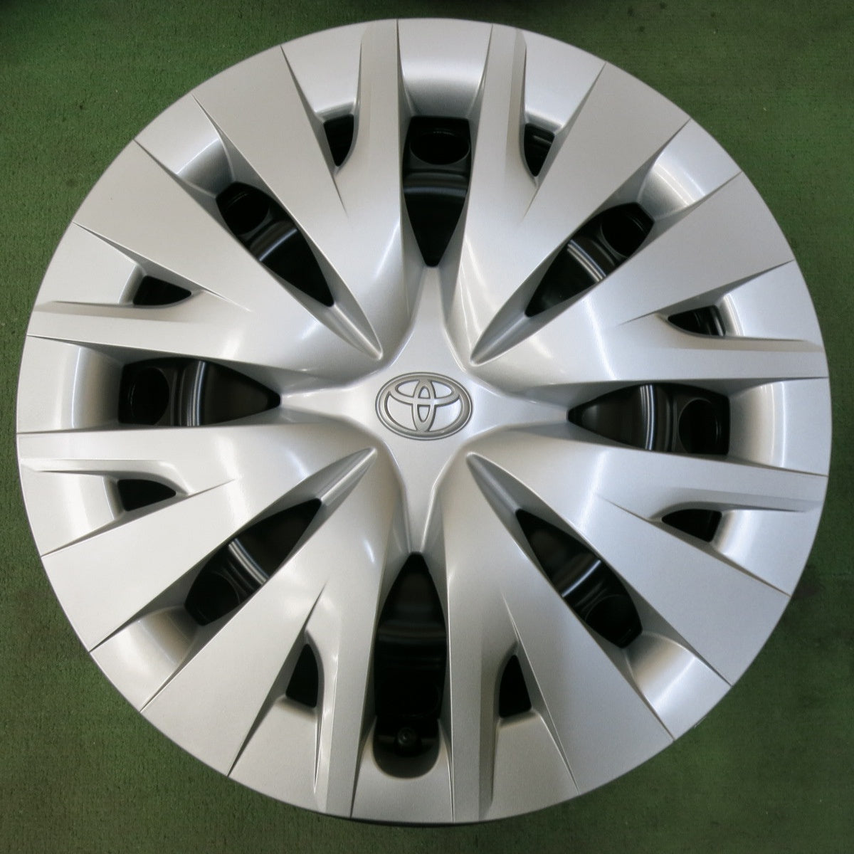 新車外し★トヨタ ヤリス 純正 スチール ホイール 15インチ 15×6J PCD100/4H★5043007SYホ