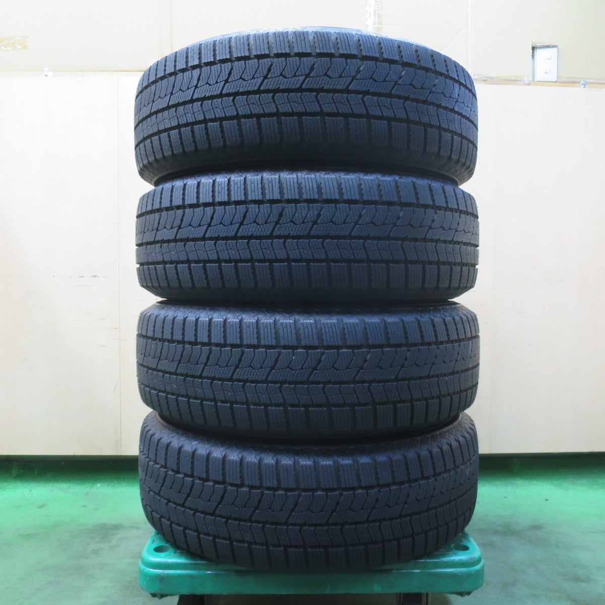 ほぼ未使用！22年！キレイ★スタッドレス 205/65R16 トーヨー オブザーブ GIZ2 VELVA CHARGE ヴェルヴァ 16インチ PCD114.3/5H★5122003イス