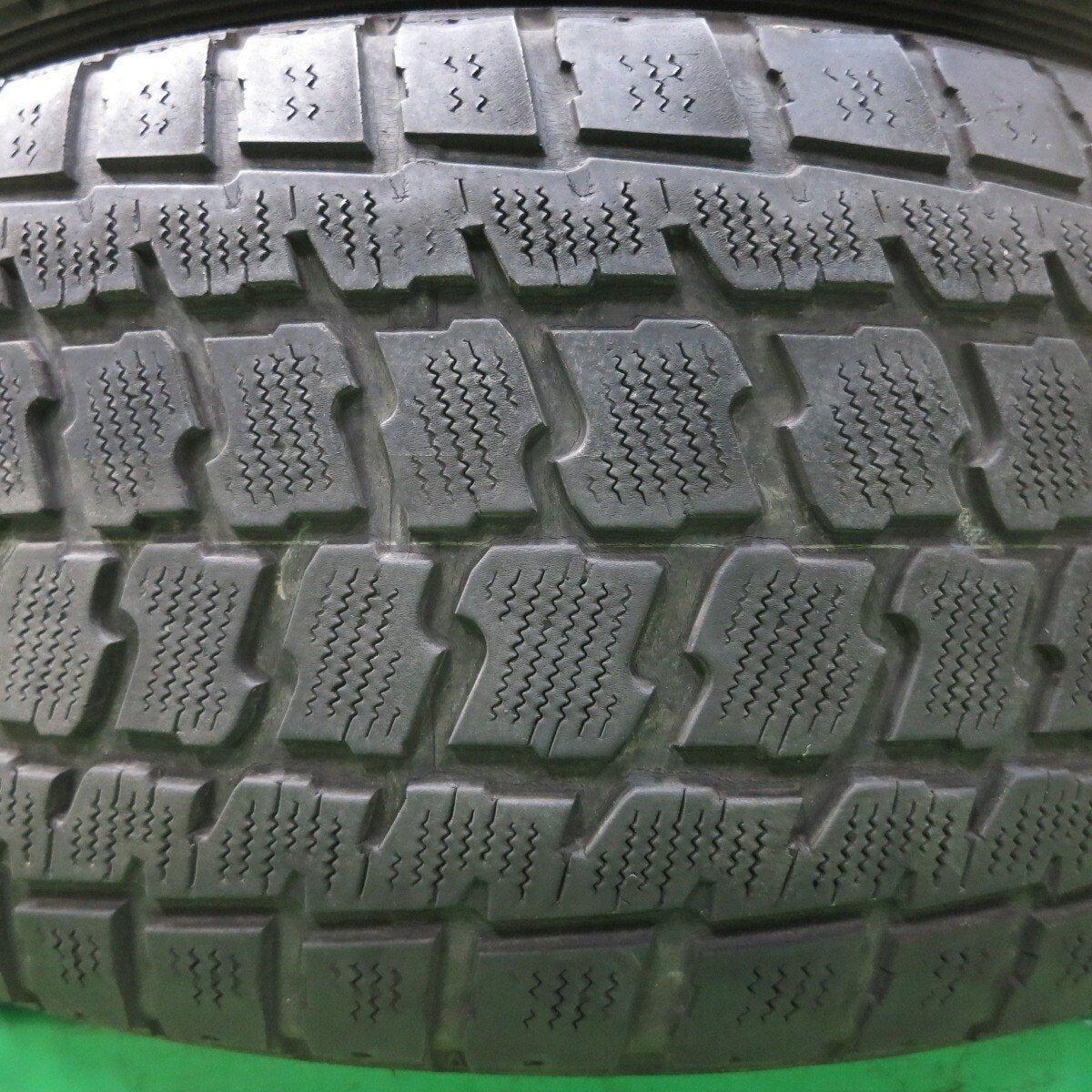 キレイ★ランクル 等 XTREME-J XJ 285/60R18 スタッドレス グッドイヤー ラングラー IP/N PCD150/5H★4022605イス