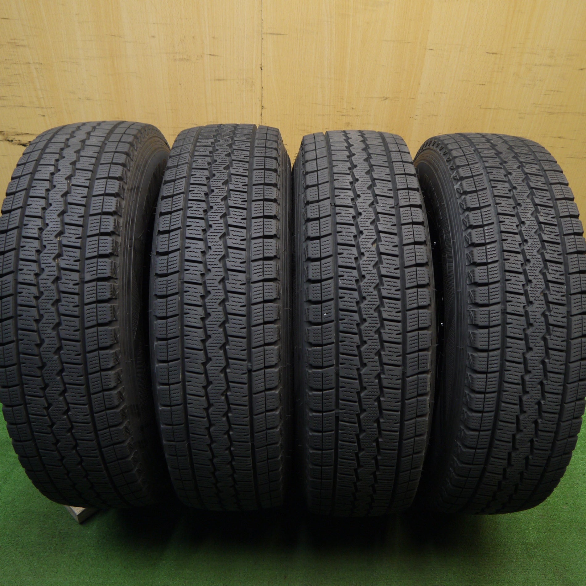 バリ溝！キレイ！9.5分☆ハイエース等 BADX ROCK KELLY MX-I 195/80R15