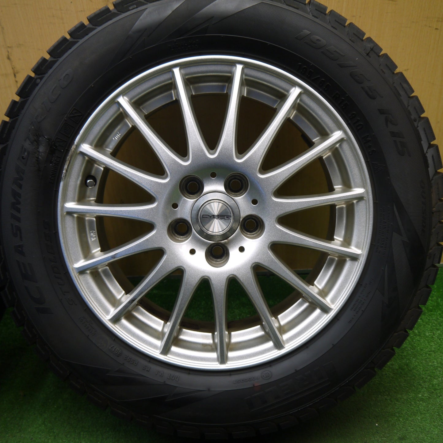 バリ溝！キレイ！9.5分以上★プリウス 等 195/65R15 スタッドレス ピレリ アイスアシンメトリコ CYBER 社外 アルミ 15インチ PCD100/5H★6021308Hス