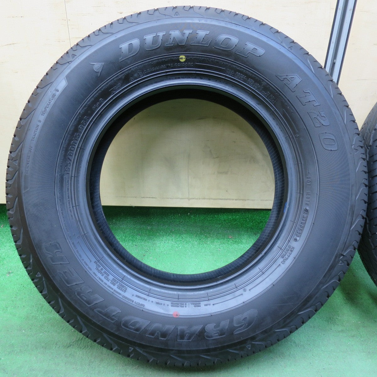 [送料無料] バリ溝！23年！8.5分★195/80R15 ダンロップ AT20 グラントレック タイヤ 15インチ ジムニー シエラ ハイエース 等★5012202イノタ