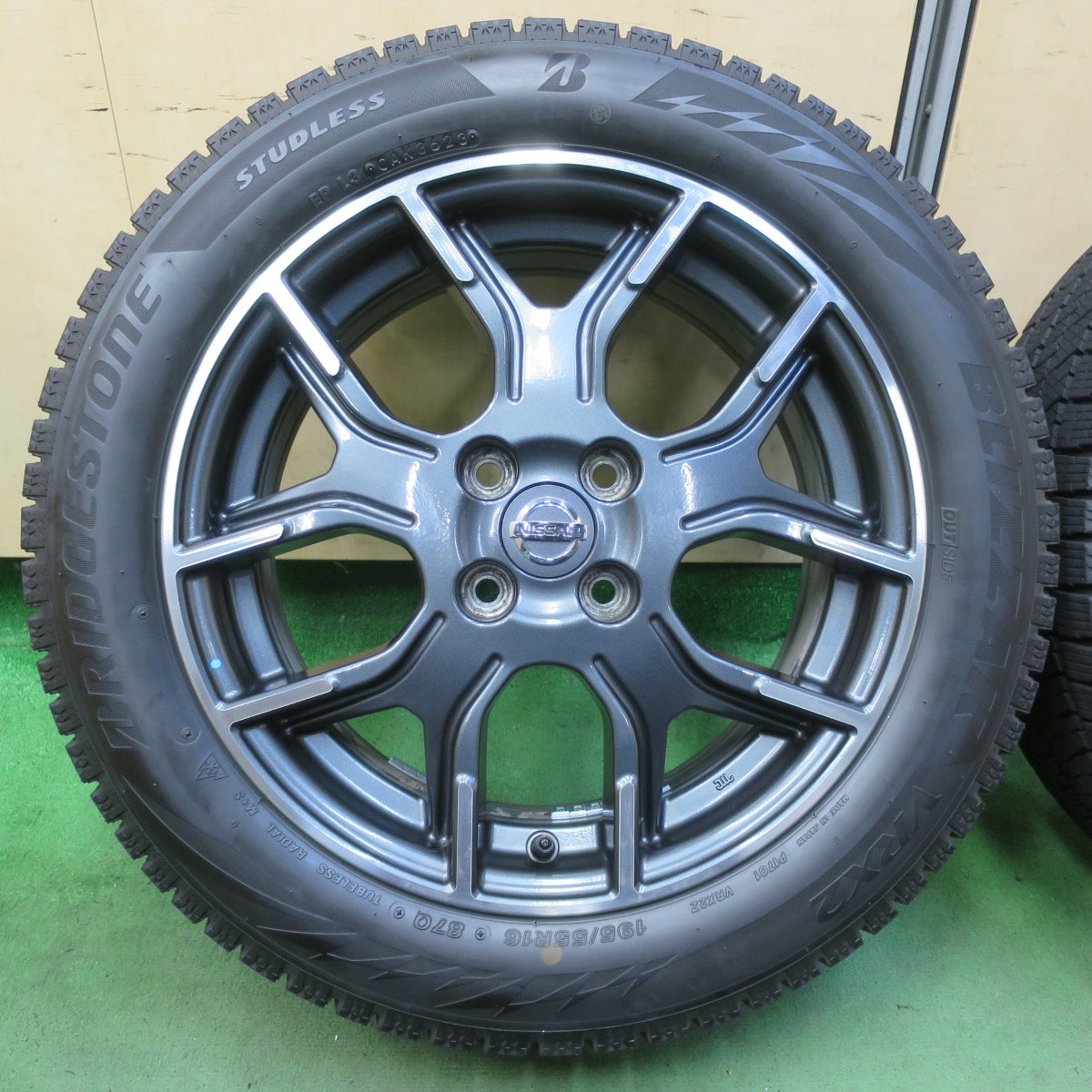 バリ溝！23年！キレイ！9.5分★日産 E12 ノート ニスモ 純正 195/55R16 スタッドレス ブリヂストン ブリザック VRX2 16インチ NISMO PCD100/4H★5072503イス