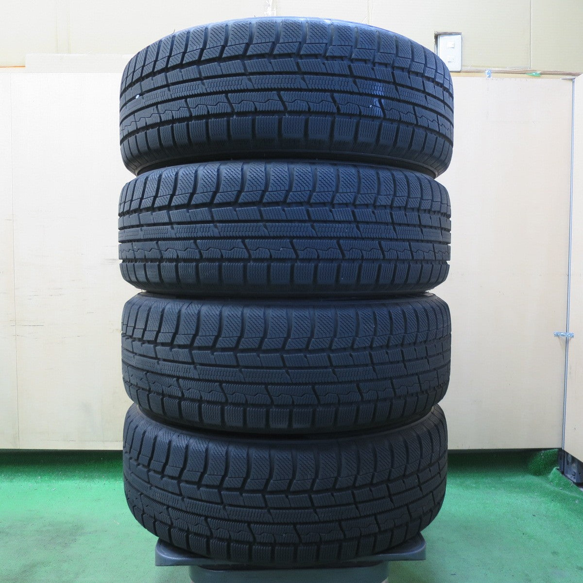 バリ溝！23年！9.5分★スタッドレス 205/60R16 トーヨー ウインター トランパス TX X CROSS SPEED PREMIUM 16インチ PCD114.3/5H★5051312イス