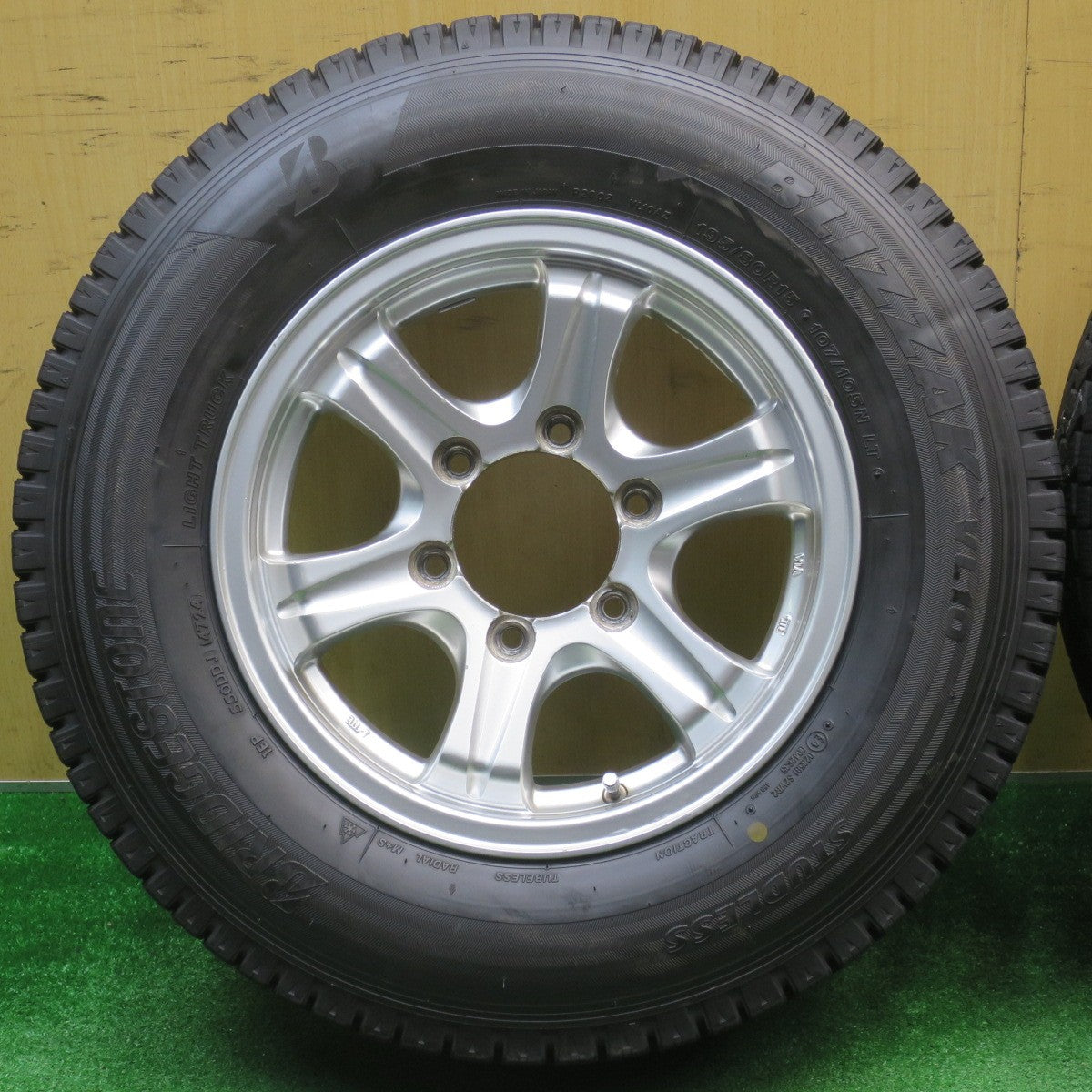 バリ溝！24年！9.5分★KEELER 195/80R15 107/105N スタッドレス ブリヂストン ブリザック VL10 キーラー 15インチ PCD139.7/6H★5112404NJス