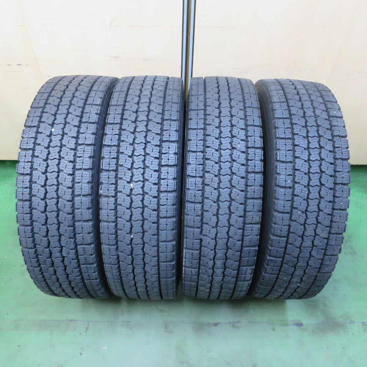 4本価格！22年★トラック タイヤ 245/70R19.5 136/134J スタッドレス トーヨー M919 19.5インチ★6031202イスタ