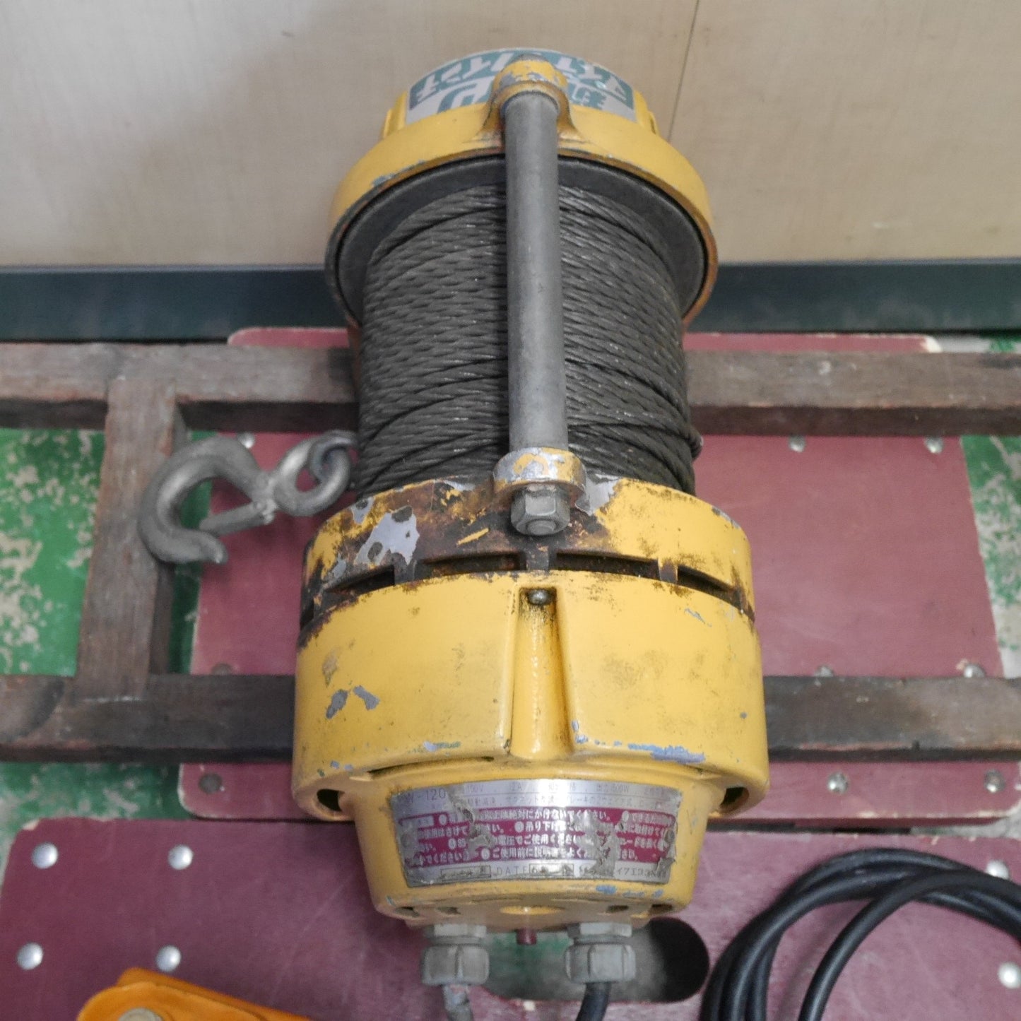 [送料無料] ☆新ダイワ マイティ ウインチ SW-120 120kg リモコン付き 電動 ウィンチ 単相 100V 工具 吊り 上げ 巻き 上げ ウィンチ 運搬 荷運び☆