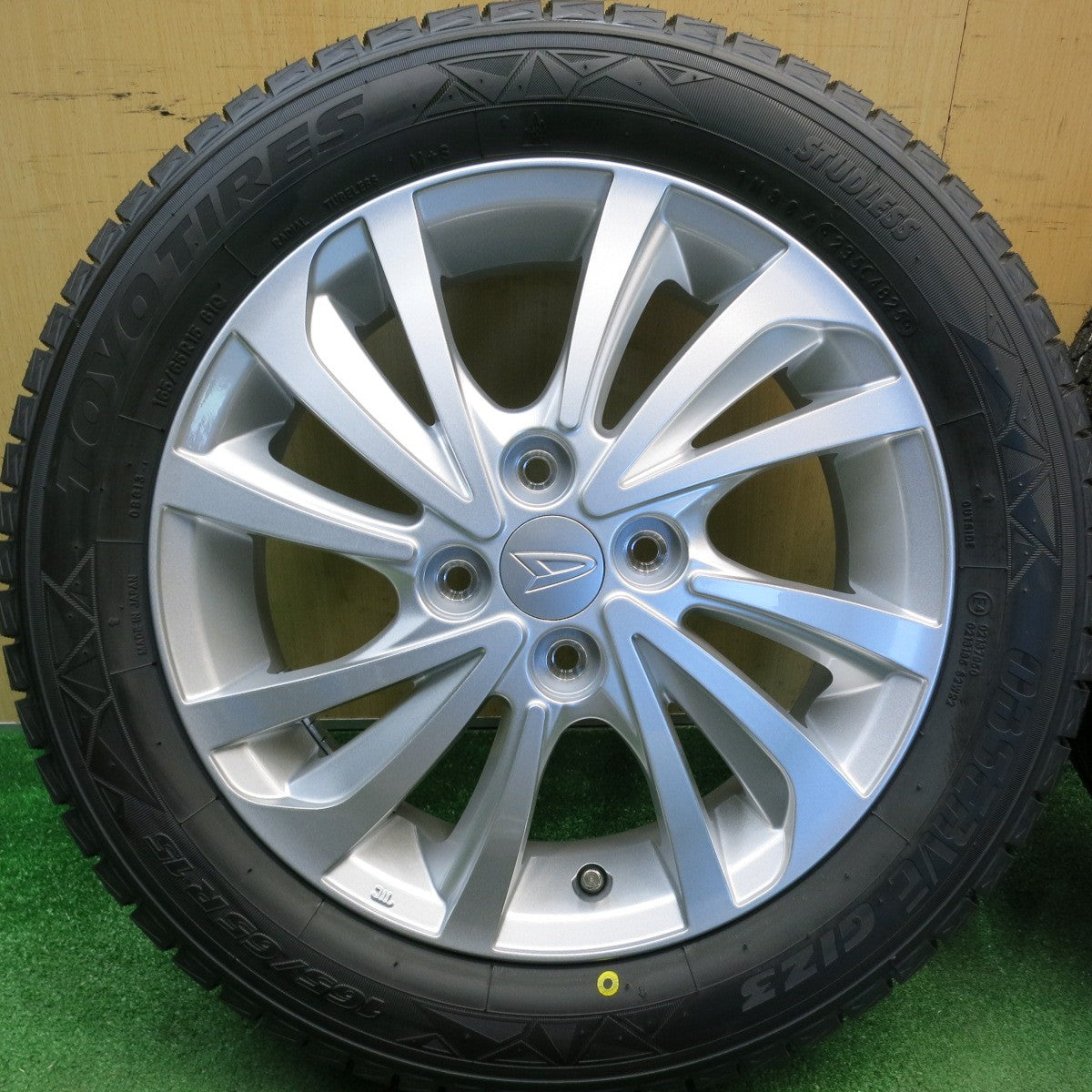 ほぼ未使用！25年！新車外し★ダイハツ タフト 純正 165/65R15 スタッドレス トーヨー オブザーブ GIZ2 15インチ PCD100/4H★6041108HAス