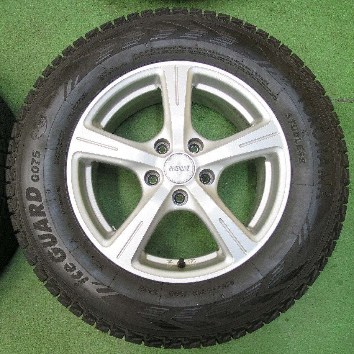 バリ溝！23年！キレイ！9.5分★スタッドレス 215/70R16 ヨコハマ アイスガード G075 REVERLINE リバーライン 16インチ PCD114.3/5H★5022707イス