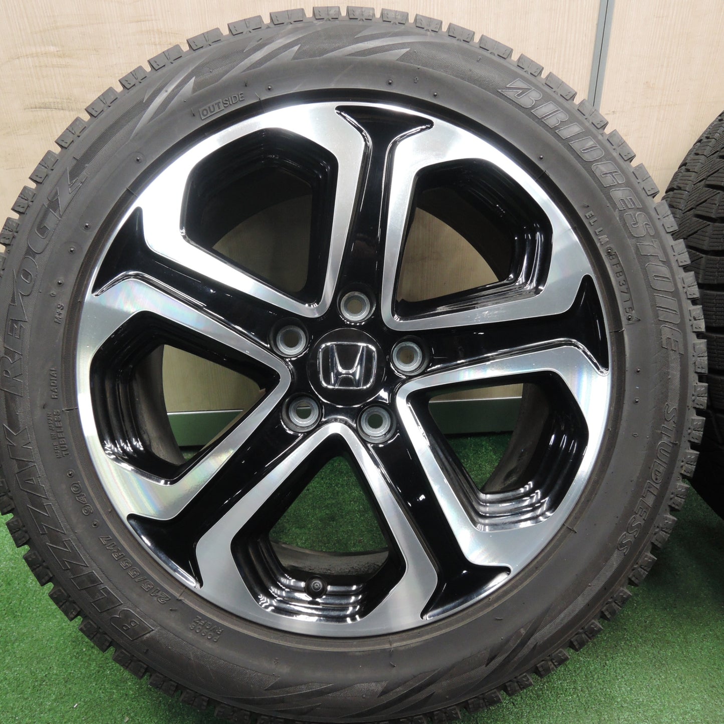 *送料無料* バリ溝！8.5分★ホンダ ヴェゼル 純正 215/55R17 スタッドレス ブリヂストン ブリザック REVO GZ PCD114.3/5H★4031901TNス